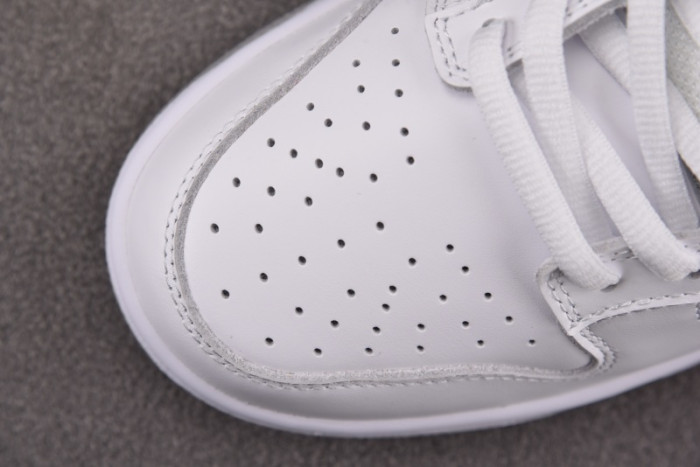 NK SB Dunk Low Supreme 94 White Metallic Silver- HQ8487-100