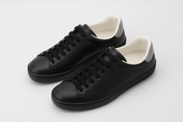 G*u*i* trainer sneaker56