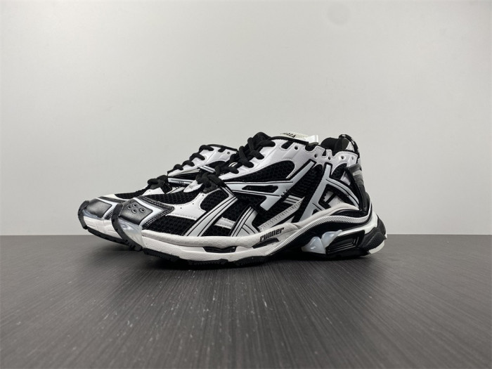 SNEAKER RUNNER 25